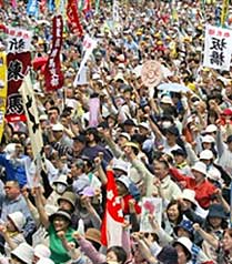 May Day in Tokyo - 300,000 march for peace